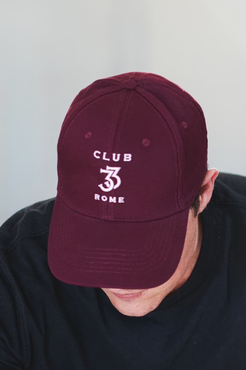 Il cappellino bordeaux con il logo Club33 Rome
