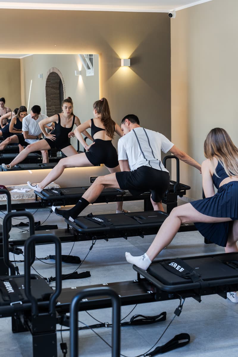 Lezione di gruppo nello studio Club33 con sei Megaformer